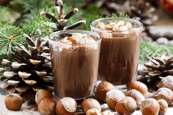 Feestelijke chocolade mousse met noten — Stockfoto