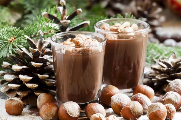 Festlig chokladmousse med nötter — Stockfoto