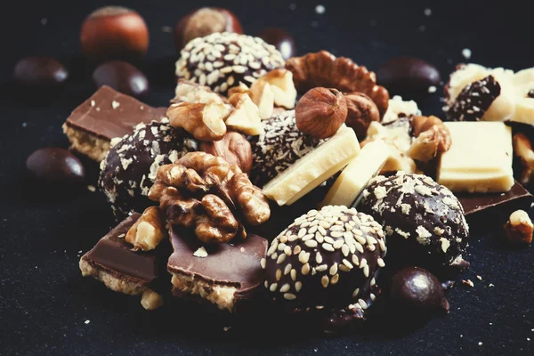 Шоколад, конфеты, фундук и грецкие орехи — стоковое фото