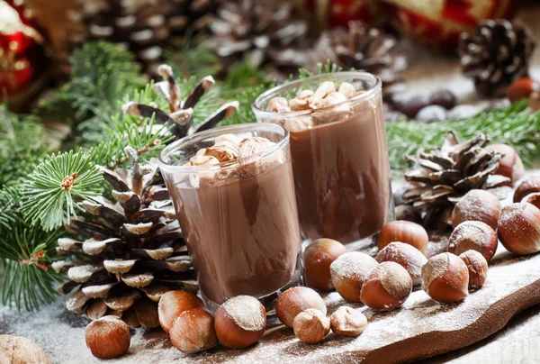 Festlig chokladmousse med nötter — Stockfoto