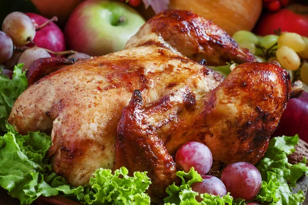 Pollo al forno festivo con bacche autunnali, frutta, noci e verdure — Foto Stock