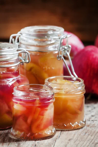 Herbstapfelmarmelade reife rote Äpfel im Glas — Stockfoto