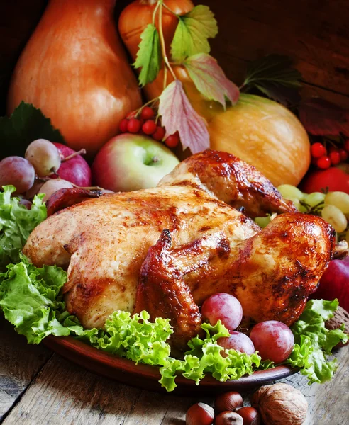 Праздничная выпечка курицы с осенними ягодами, фруктами, орехами и овощами — стоковое фото