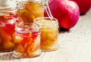 Sonbahar elma reçeli kavanozlarda olgun kırmızı elma 