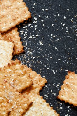 Tatlı kraker, susam, şeker taneleri