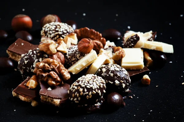 Шоколад, конфеты, фундук и грецкие орехи — стоковое фото