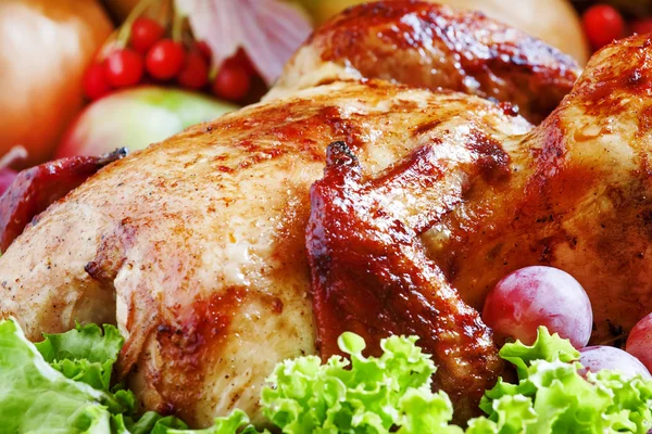 Pollo al forno festivo con bacche autunnali, frutta, noci e verdure — Foto Stock