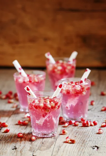 Roze cocktails voor Valentijnsdag — Stockfoto