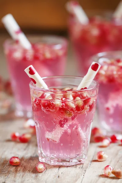 Roze cocktails voor Valentijnsdag — Stockfoto