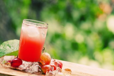 Soğuk kırmızı üzüm suyu