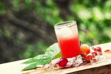 Soğuk kırmızı üzüm suyu