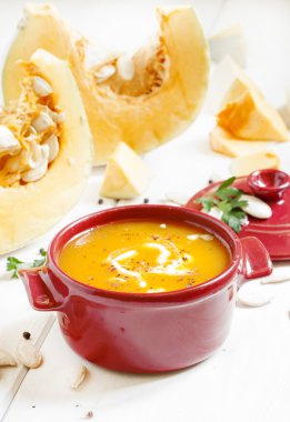 Kırmızı bir kase kabak çorbası