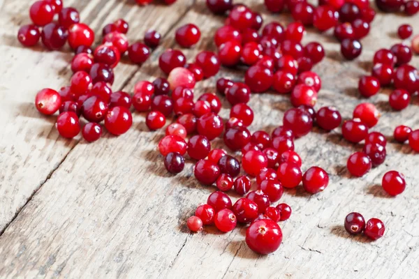 Cranberry fresco na velha mesa de madeira — Fotografia de Stock