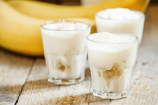 Свежий домашний банановый йогурт — стоковое фото