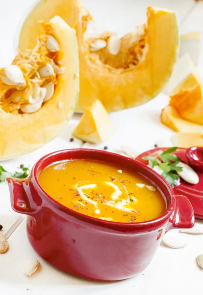 Soupe de citrouille dans un bol rouge — Photo