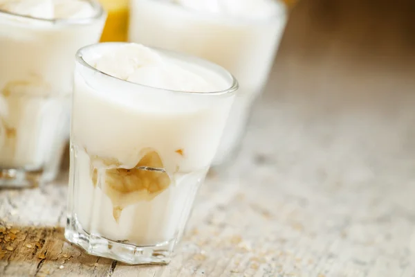 Frisch gemachter Bananenjoghurt — Stockfoto
