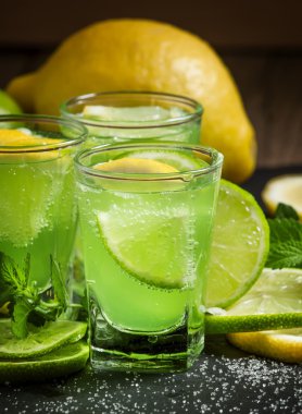 Yeşil kokteyl ile vermut