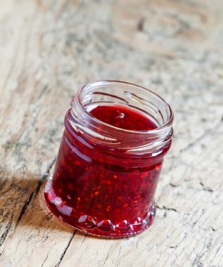 Eski ahşap arka plan üzerinde Ahududu reçeli