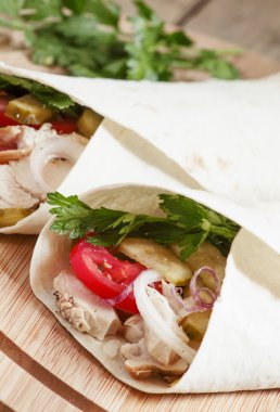 Türk döner kebap, et ve pide ekmek ile rulo 