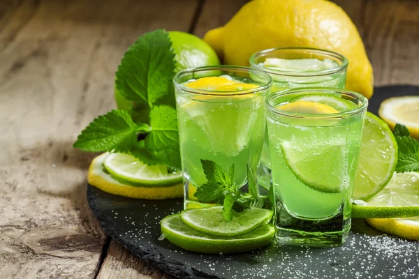 Grüner Cocktail mit Wermut — Stockfoto