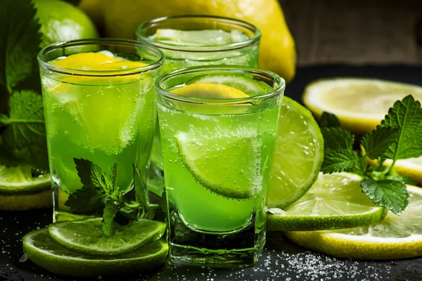 Зеленый коктейль с вермутом — стоковое фото