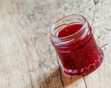 Eski ahşap arka plan üzerinde Ahududu reçeli