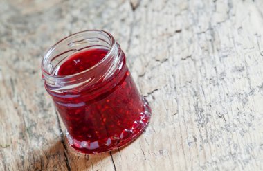 Eski ahşap arka plan üzerinde Ahududu reçeli