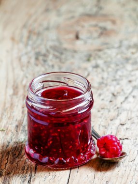 Bir kavanoz ve bir kaşık içinde ahududu, Ahududu reçeli