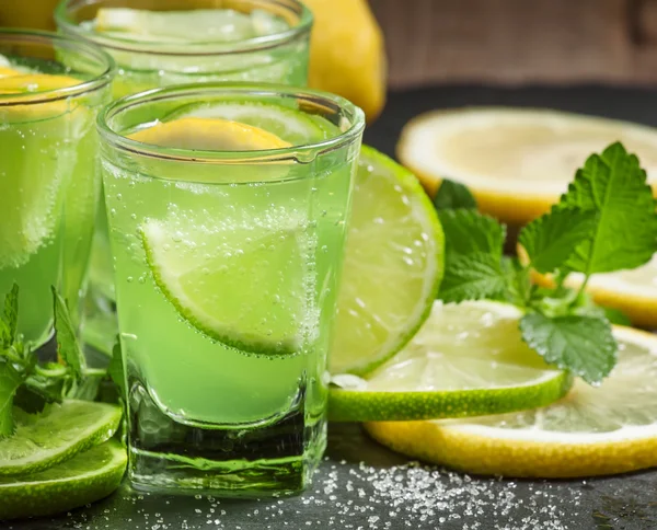 Grüner Cocktail mit Wermut — Stockfoto