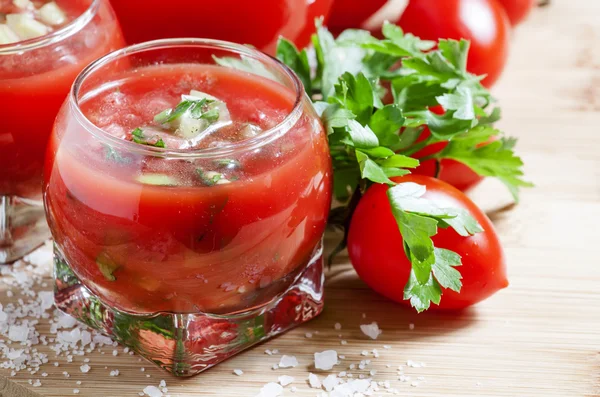 Soupe de tomates aux légumes dans un bol rond en verre — Photo