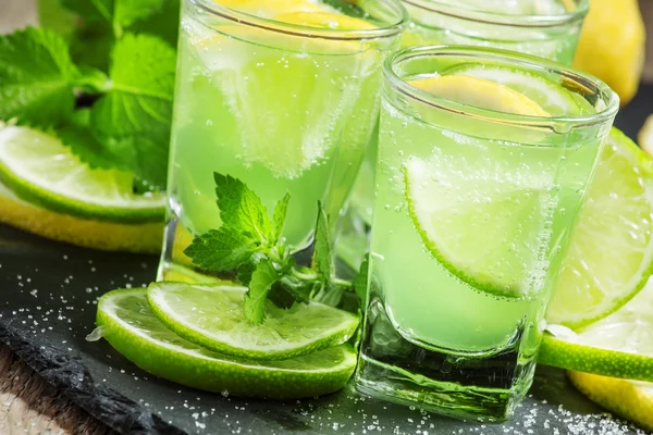 Grüner Cocktail mit Wermut — Stockfoto