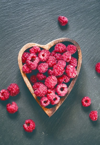 심장의 모양에서 그릇에 신선한 나무 딸기 — 스톡 사진