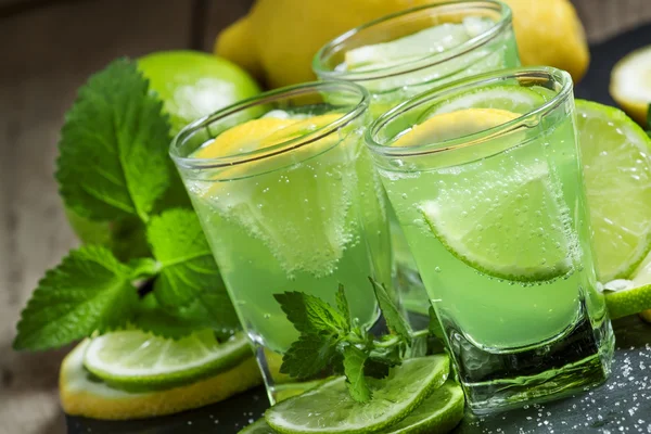 Grüner Cocktail mit Wermut — Stockfoto