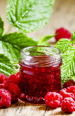 Taze Ahududu ve yeşil yaprakları ile Ahududu reçeli