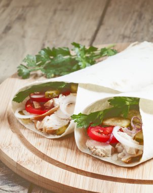 Türk döner kebap, et ve pide ekmek ile rulo 