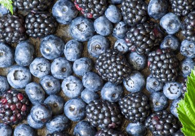 Böğürtlen, yaban mersini ve Ahududu yaprakları ile 