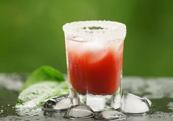 Красный коктейль со льдом и сахаром — стоковое фото