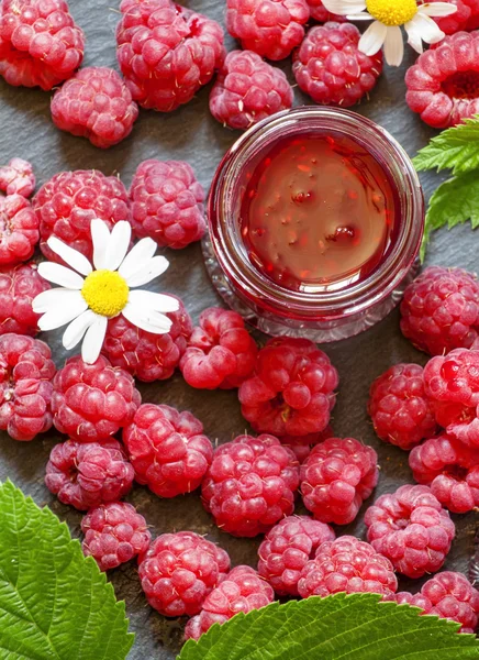 Raspberry jam and fresh raspberries with leaves — Stock Photo, Image