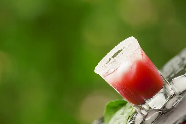 Roter Cocktail mit Eis und Zucker — Stockfoto