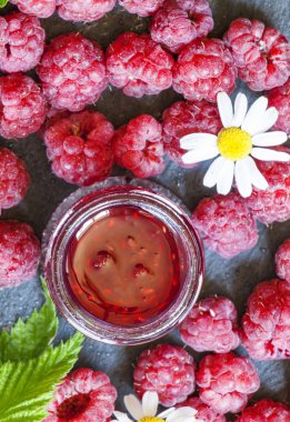 Ahududu reçeli ve taze Ahududu yaprakları ile