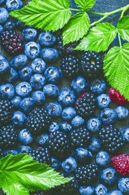 Böğürtlen, yaban mersini ve Ahududu yaprakları ile 