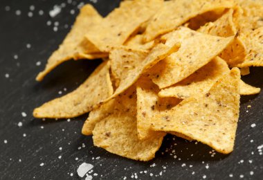 Cips ve karanlık bir arka plan üzerine tuz