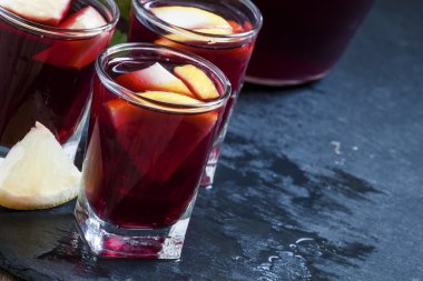 Limon ve portakal kırmızı şarap