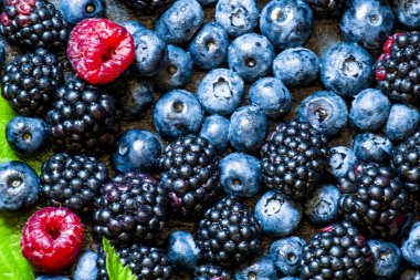 Böğürtlen, yaban mersini ve Ahududu yaprakları ile 