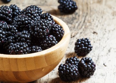 Bir ahşap kase taze böğürtlen