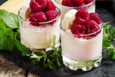 Muz ve ahududu ile dondurma