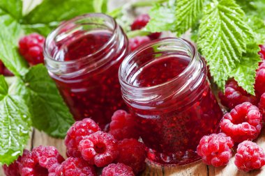 Ahududu reçeli iki kavanoz