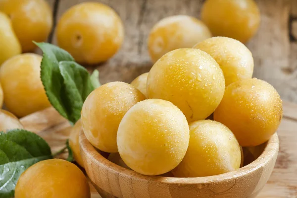 Olgun sulu sarı Erik bir ahşap kase