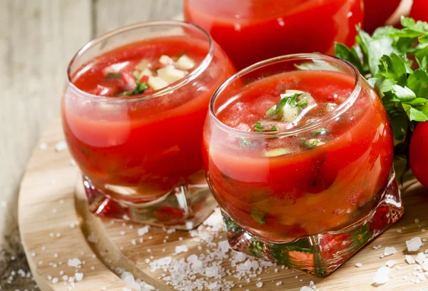 Tomato soup with vegetables in a round glass bowls — Stock Photo, Image
