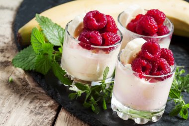 Muz ve ahududu ile dondurma